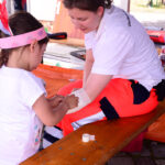 Kinderaktion_Verband_anlegen_Deutsche-Notfallschule